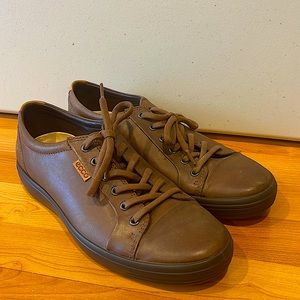 Ecco size 9 super comfortable sneakers. Brown in color.